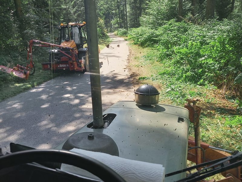 Mulcharbeiten an einem Waldweg, Blick aus der Fahrerkabine